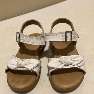 EUC Stride Rite Baby Girls 8W White Leather Bow Toe Sandals Tan Pillow Insole